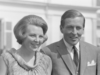 Prinses Beatrix en Claus von Amsberg in de tuin van Paleis Soestdijk. Bron: cc/Nationaal archief
