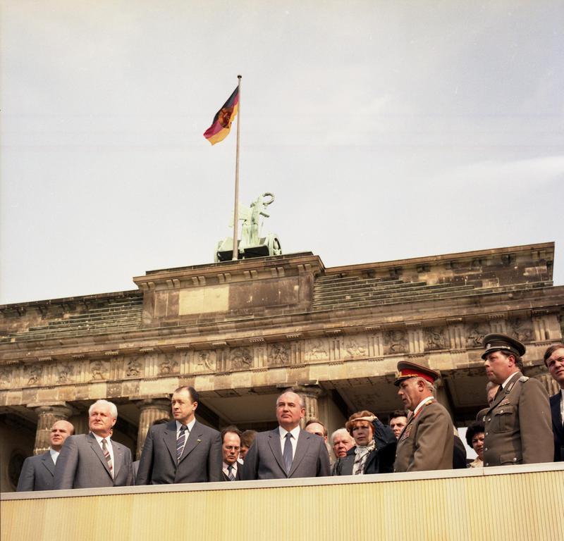 Gorbatsjov in 1986 bij de Berlijnse Muur