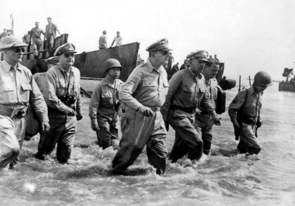 Douglas MacArthur waadt naar het Filipijnse eiland Leyte op 20 oktober 1944, tijdens de eerste dag van de Slag om Leyte