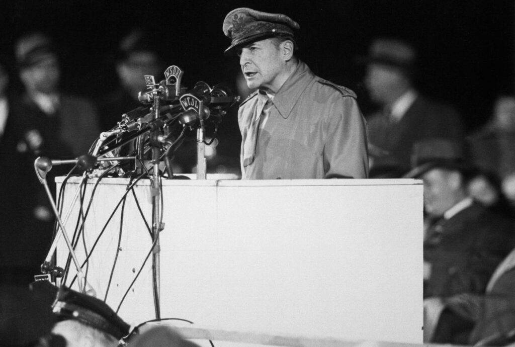 Douglas MacArthur tijdens een bezoek aan Chicago, 1951