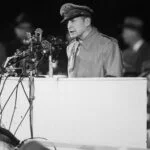 Douglas MacArthur tijdens een bezoek aan Chicago, 1951