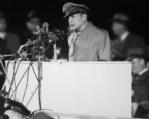 Douglas MacArthur tijdens een bezoek aan Chicago, 1951