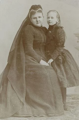 Emma met dochter Wilhelmina in rouw (18 maart 1891) - Foto van Adolphe Zimmermans