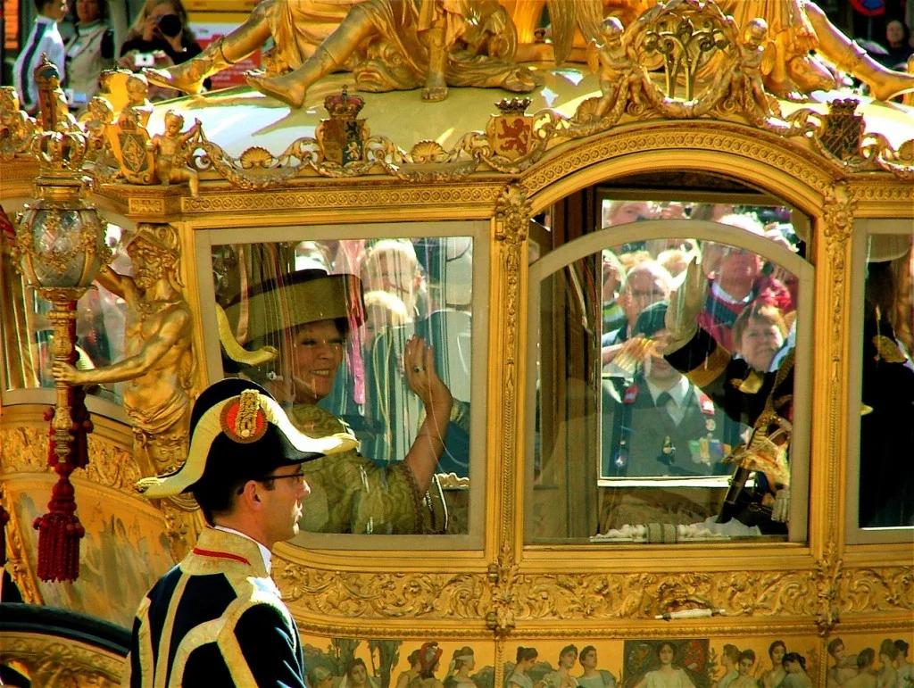 Koningin Beatrix tijdens Prinsjesdag in de Gouden Koets