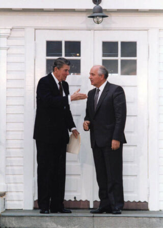 Reagan en Gorbatsjov tijdens een ontmoeting in Reykjavik, 1986
