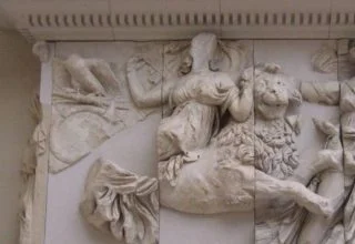 Rhea rijdt op een leeuw, Pergamon Museum, Berlijn