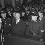 Anton Mussert in de beklaagdenbank tijdens zijn proces, 27 november 1945
