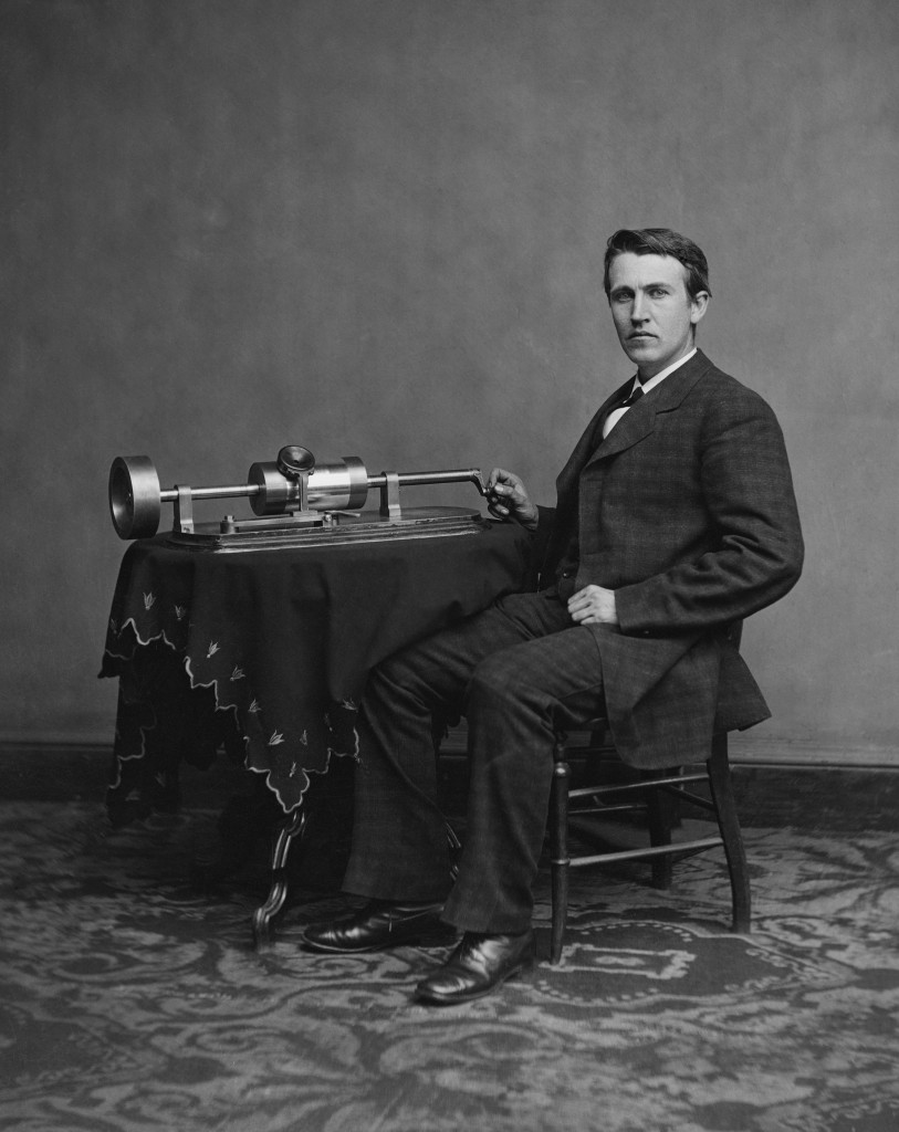 Edison met zijn fonograaf (Publiek Domein - wiki)