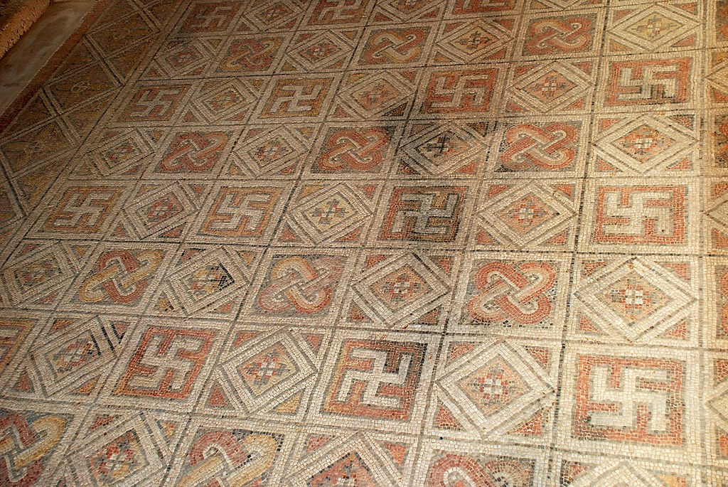 Romeins mozaïek in Spanje met swastikas