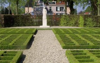 Razzia van Putten - Herdenkingshof met Vrouwtje van Putten en 660 symbolische graven (CC BY-SA 3.0 - Brbbl - wiki)