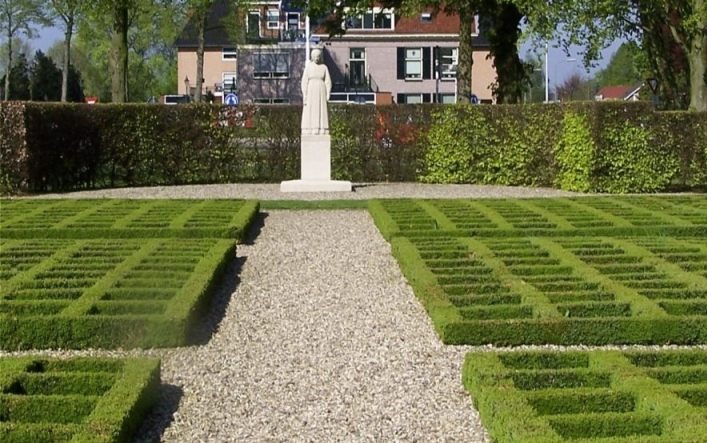 Razzia van Putten - Herdenkingshof met Vrouwtje van Putten en 660 symbolische graven (CC BY-SA 3.0 - Brbbl - wiki)