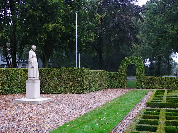 In 1949 werd in Putten een Herdenkingshof met monument onthuld. Te zien is een kalkstenen beeld van een vrouw in klederdracht met haar hoofd gericht naar de Oude Kerk, vanwaar de mannen werden weggevoerd.