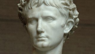 Postuum portret van keizer Augustus met corona civica (zogenaamde „Augustus Bevilacqua“-buste, 45-50, Glyptothek München).
