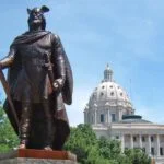 Een standbeeld van Leif Eriksson bij de Minnesota State Capitol.