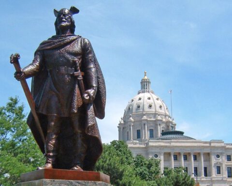 Een standbeeld van Leif Eriksson bij de Minnesota State Capitol.