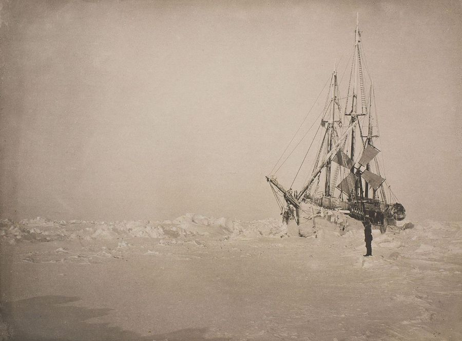 Het schip van Fridtjof Nansen, de Fram, gevangen in het ijs