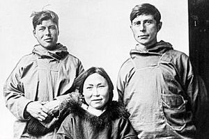 Knud Rasmussen (rechts) en twee Inuit tijdens een van zijn expedities