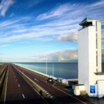 Afsluitdijk met het Vlietermonument