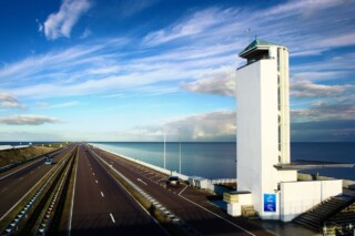 Afsluitdijk met het Vlietermonument