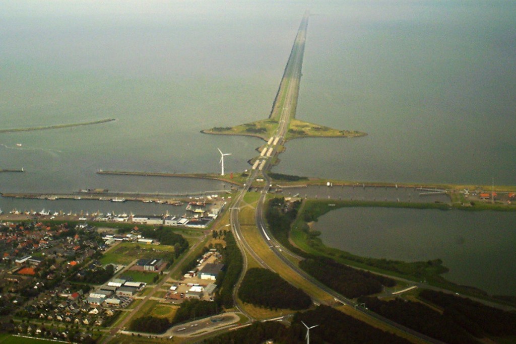 Afsluitdijk vanuit Den Oever (wiki)
