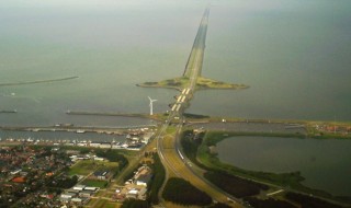 Afsluitdijk vanuit Den Oever (wiki)