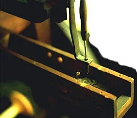 Close-up van een kopie van de naaimachine van Barthélemy Thimonnier's (CC BY-SA 4.0 - Panjigally - wiki)