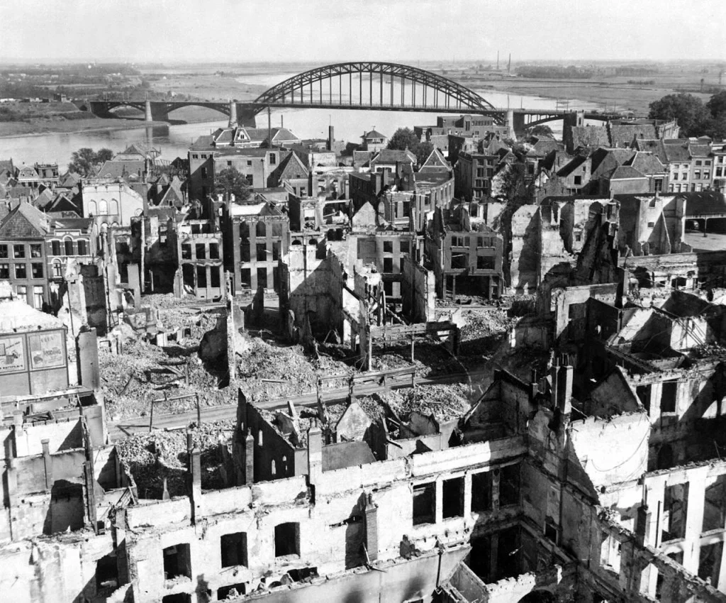 Het centrum van Nijmegen na het Amerikaanse bombardement van 1944