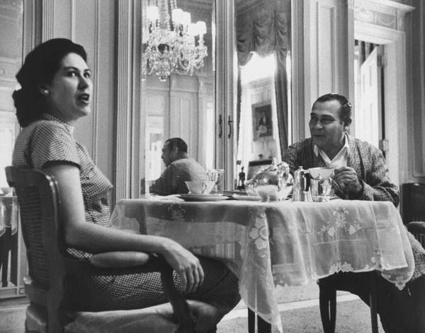 Batista ontbijtend in zijn paleis met zijn vrouw Marta Fernández Miranda, acht maanden voor hij Cuba ontvlucht.