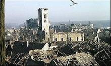 Foto van een door beschietingen zwaar gehavend Vukovar