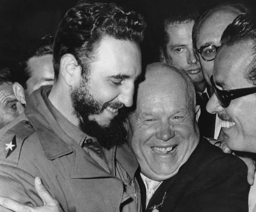 Fidel Castro en Sovjet-leider Chroesjtsjov (r)