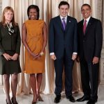 Sandra Roelofs samen met haar echtgenoot en het Amerikaanse presidentiële paar Barack en Michelle Obama (2009) - cc