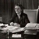 Marga Klompé als minister van Maatschappelijk Werk achter haar bureau in 1958