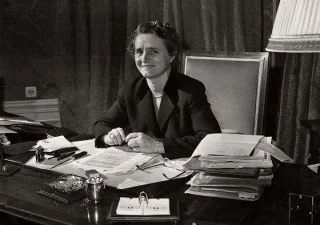 Marga Klompé als minister van Maatschappelijk Werk achter haar bureau in 1958