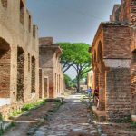 Twee bewaard gebleven gebouwen van de Romeinse havenstad Ostia Antica (CC BY 2.0 - iessi)