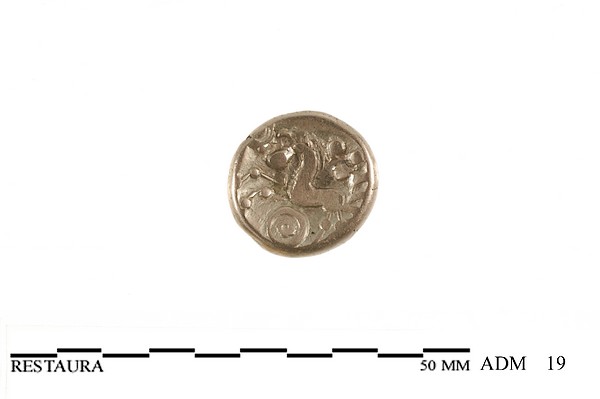 Keerzijde (holle zijde) van een gouden Eburonenstater met paardje, 50 v.Chr.