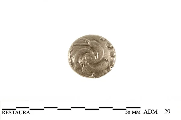 Voorzijde (bolle zijde) van een gouden Eburonenstater met zonnesymbool, 50 v.Chr.