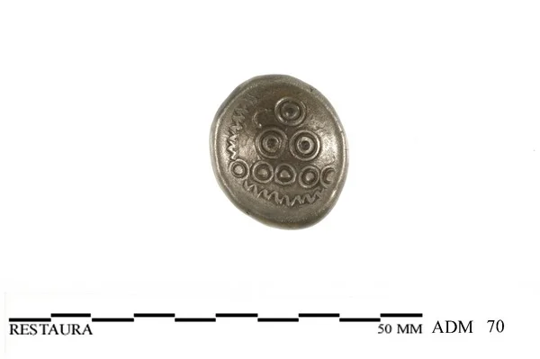 Keerzijde (holle zijde) van een zilveren Triquetrum munt van de Bataven met concentrische ringen in piramide omgeven door lauwerkrans, 50 v.Chr