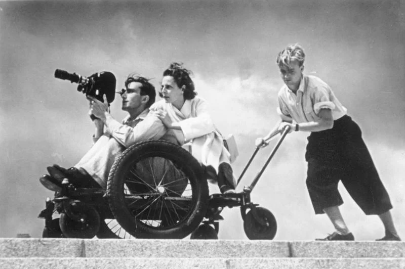 Leni Riefenstahl tijdens de opnames van Olympia (cc - Bundesarchiv)