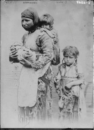 Armeense weduwe met kinderen uit Geghi (Publiek Domein - wiki)