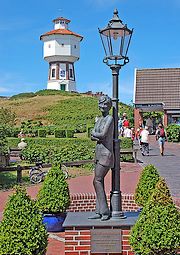 Standbeeld van Lili Marleen onder de lantaarn op het Duitse Waddeneiland Langeoog