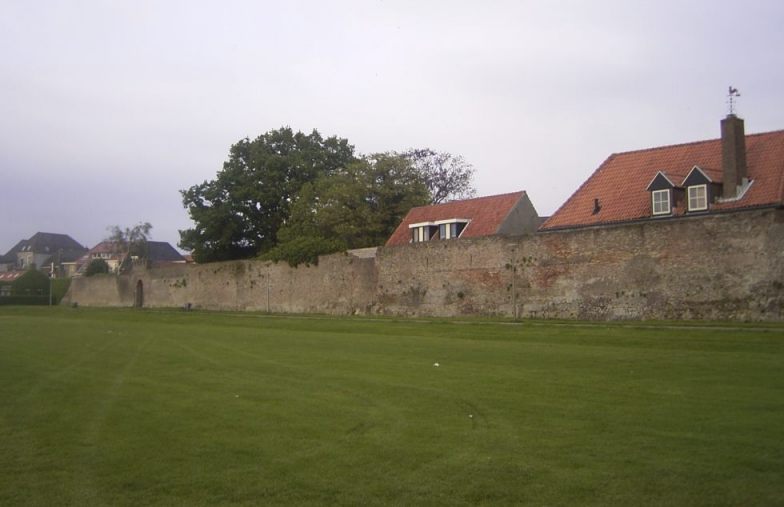 Stadsmuur van Harderwijk aan de voormalige zeezijde (Publiek Domein - wiki)