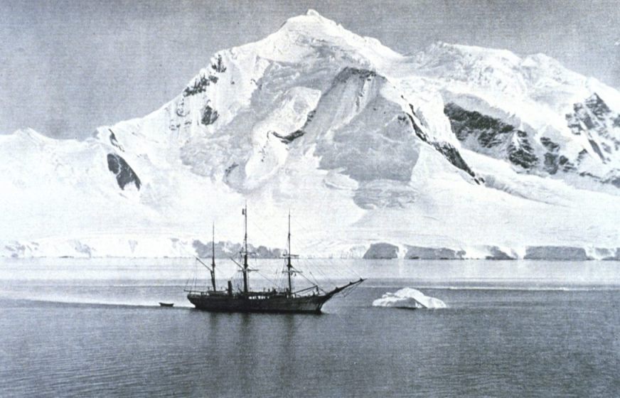 Foto van de Belgica, gemaakt tijdens de expeditie van Adrien Gerlache (Publiek Domein - wiki)