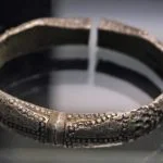 Zilveren armband uit Dorestad (800-850), Rijksmuseum van Oudheden, Leiden.JPG Zilveren armband uit Dorestad (800-850), Rijksmuseum van Oudheden, Leiden