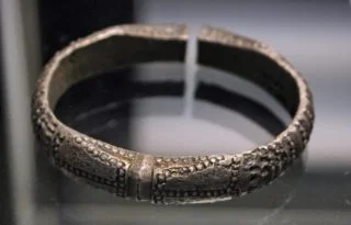 Zilveren armband uit Dorestad (800-850), Rijksmuseum van Oudheden, Leiden.JPG Zilveren armband uit Dorestad (800-850), Rijksmuseum van Oudheden, Leiden