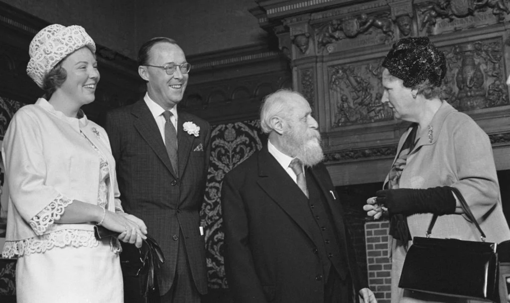 Martin Buber ontvangt de Erasmusprijs, in gesprek met koningin Juliana in 1963