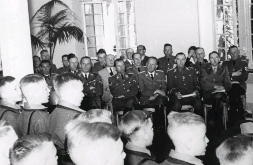 SS-officieren luisteren naar zingende pupillen van de Reichsschule Valkenburg, 6 juli 1943 (Publiek Domein - wiki)