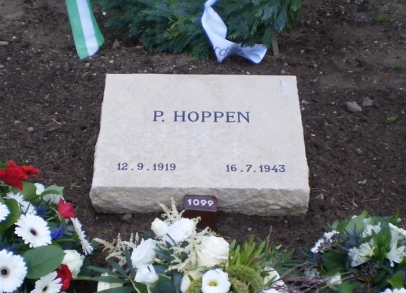 Grafsteen Pieter Hoppen op het Ereveld Loenen - wiki