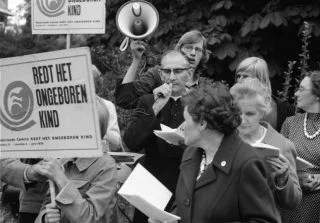 Demonstratie tegen abortus. ca, 1973 (cc0 - Fotoburo de Boer - Noord-Hollands Archief - wiki)