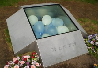 Herdenkingsmonument voor de aanslag op Koninginnedag 2009 (Publiek Domein - wiki)