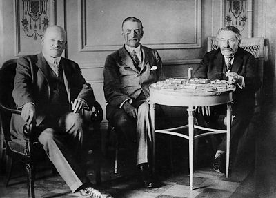 Gustav Stresemann, Austen Chamberlain en Aristide Briand tijdens de onderhandelingen voorafgaand aan de ondertekening van het Verdrag van Locarno